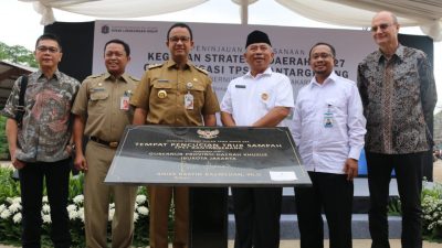 Wali Kota Bekasi Rahmat Effendi dan Gubernur DKI Jakarta Anies Baswedan. Foto: Gobekasi.id