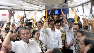 Wali Kota Bekasi Jajal MRT Bareng Jokowi