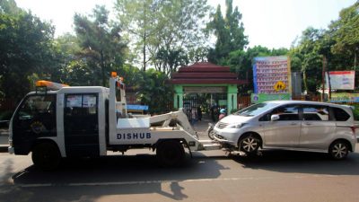 Kendaraan parkir sembarang kena derek