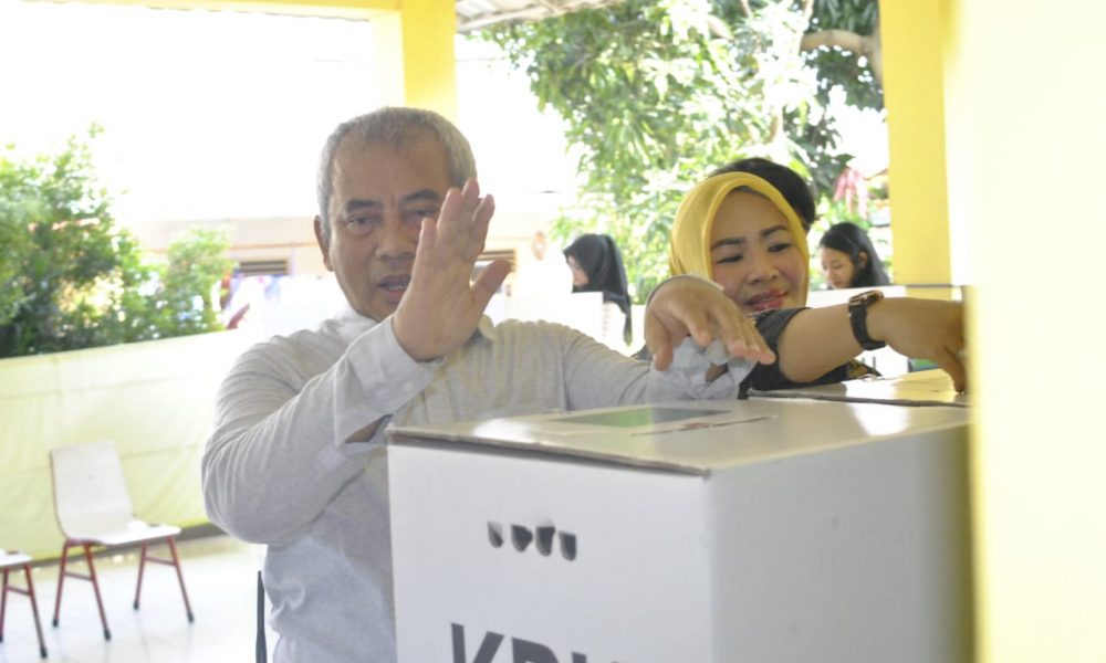 Wali Kota Bekasi Rahmat Effendi dan istri saat pencoblosan
