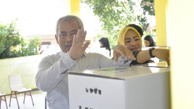 Wali Kota Bekasi Rahmat Effendi dan istri saat pencoblosan