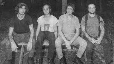 Freak-Punk Institute Berusaha untuk Memahami Dunia yang Mengacaukan