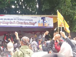 Ratusan Buruh Kota Bekasi Joget Bareng Kapolres dan Dandim