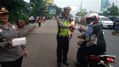 Polrestro Bekasi Kota Bagikan Takjil di Hari ke-3 Puasa