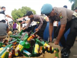 Gerebek Warung Remang-remang, Polisi Temukan Puluhan Kondom dan Sita Ratusan Miras