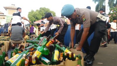 Gerebek Warung Remang-remang, Polisi Temukan Puluhan Kondom dan Sita Ratusan Miras