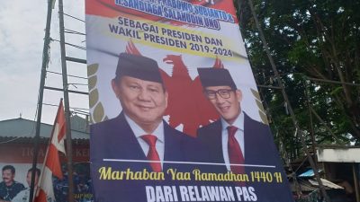 Aparat Gabungan Turunkan Sejumlah Baliho Prabowo-Sandi di Bekasi