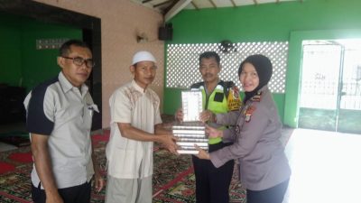 Ramadan 2019, Polwan di Bekasi Wakafkan Al-Quran ke Pondok Pesantren