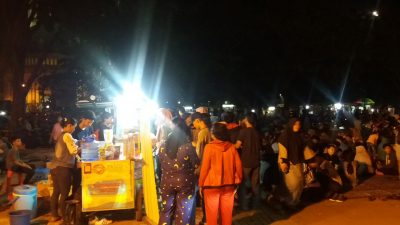 Semarak Malam Takbir, Pendopo Alun-Alun Bekasi Lebih Ramai Ketimbang Masjid Al-Barkah