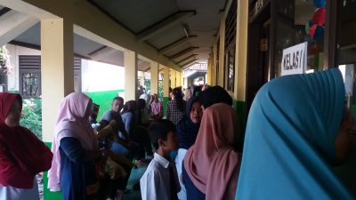 Para Orang Tua Kompak Antar Anak Sekolah di Hari Pertama