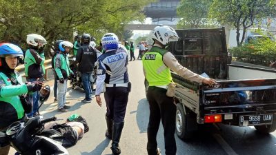 Pengemudi Ojol Tewas Tersenggol Truk Sampah DKI di Bekasi