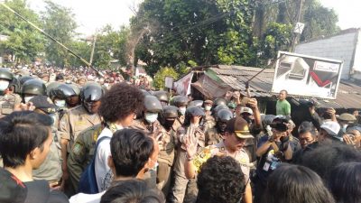 Tolak Penggusuran, Warga Bentrok dengan Satpol PP di Bekasi