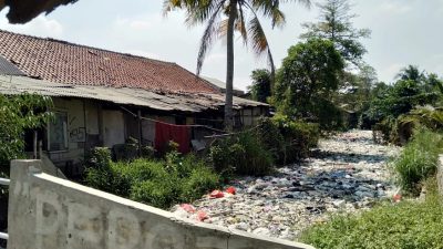 Sampah Menumpuk Sepanjang 1,5 Kilometer di Kali Ini, Siapa Tanggung Jawab?