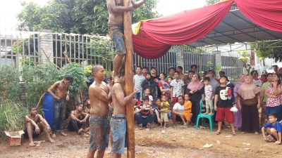 Panjat Pinang Pemuda Vs Pasien Sakit Jiwa di Bekasi jadi Tontonan Warga