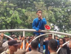 Aksi Mahasiwa Kota Bekasi Minta DPRD Dilantik di Jalan
