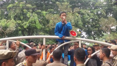 Aksi Mahasiwa Kota Bekasi Minta DPRD Dilantik di Jalan