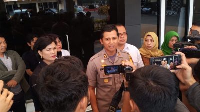 Polisi Ungkap Motif Persekusi Siswi SMK Akibat Hubungan Asmara Kepolisian Resrt Metropolitan Bekasi Kota mengungkap jika motif pelaku persekusi terhadap siswi SMK di Kota Bekasi berinisial GL akibat hubungan asmara. Polisi saat ini telah mengamankan tiga tersangka berinisial A, D dan P. Dari hasil gelar perkara, motof salah satu pelaku melakukan aksi kekerasan kepada GL adalah lantaran cemburu. "Yang cemburu itu alumninya berinisial D. Cemburu sama GL karena cowok," kata Wakil Kepala Polres Metro Bekasi Kota, AKBP Eka Mulyana kepada wartawan, Kamis (22/8/2019). Cemburu dengan GL, akhirnya D membuat strategi agar dapat bertemu dengan GL di luar sekolah. GL kemudian dipertemukan oleh pelaku A yang merupakan kakak kelasnya dan D serta P yang merupakan orang luar sekolah. Mereka bertatap muka di sebuah taman tak jauh dari lokasi sekolahnya di Jalan Irigasi Baru II, Kelurahan Bekasi Jaya, Kecamatan Bekasi Timur, pada Rabu (14/8/2019). "Disanah korban GL mengalami kekerasan fisik, ditampar, dijambak dan ditendang," kata dia. Para pelaku kini sudah diamankan polisi berdasarkan laporan ke Polres Metro Bekasi Kota dengan nomor LP/1983/K/VIII/2019/SPKT/Restro Bekasi Kota, pada Selasa (20/8/2019) oleh orang tua GL. "Statusnya pesakitan, tahanan ya bisa dibilang tahanan namun sampai sekarang kami masih pelajari, karena pelaku merupakan pelajar juga. Kita kenakan UU Perlindungan Anak, tapi kita upayakan agar selesai secara kekeluargaan," pungkasnya. (MYA)