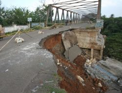 Ini Penjelasan Pemkab Bekasi Soal Jalan Longsor di Jembatan Cipamingkis
