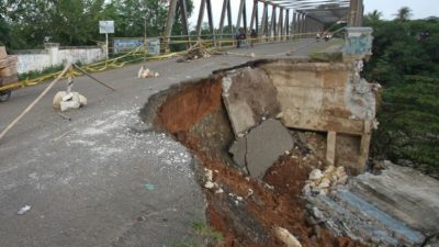 Ini Penjelasan Pemkab Bekasi Soal Jalan Longsor di Jembatan Cipamingkis