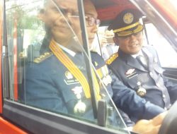 Ridwan Kamil Coba Mobil Kancil Ramah Lingkungan di Bekasi