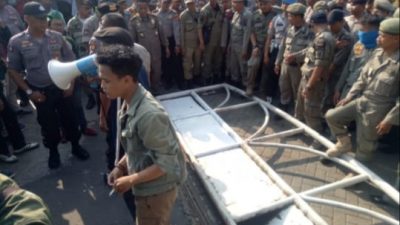 Aksi RUU KUHP Ricuh, Mahasiswa Jebol Pagar DPRD Kota Bekasi