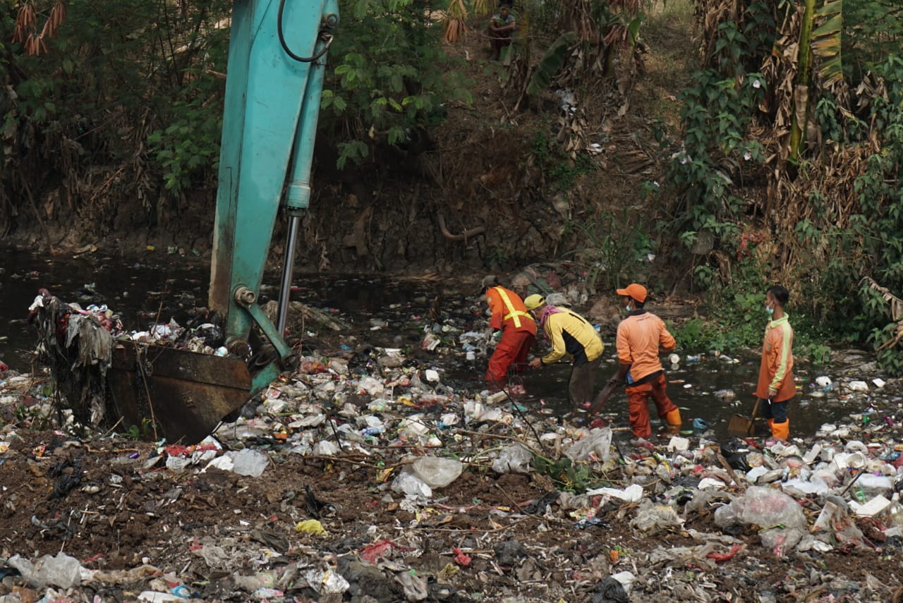 Tumpukan Sampah Kali Jambe Viral di Medsos, Pemkab Bekasi Mulai Berbenah