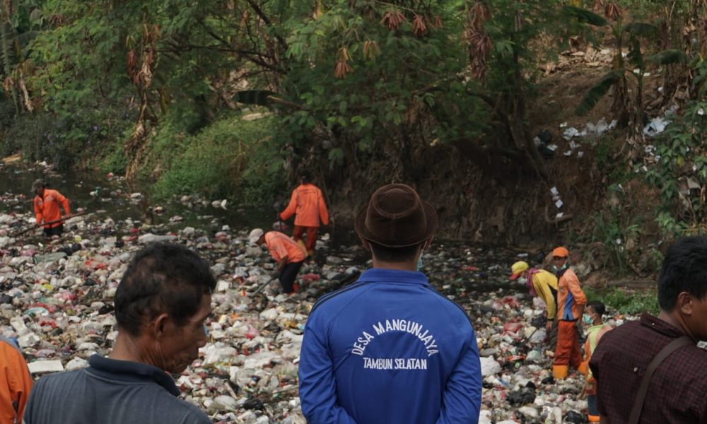 Tumpukan Sampah Kali Jambe Viral di Medsos, Pemkab Bekasi Mulai Berbenah
