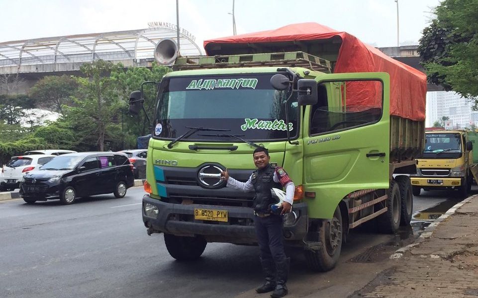 Jadi Penyebab Jalan Rusak, Pemkab Bekasi Mulai Batasi Operasional Truk di Jalan Raya Babelan