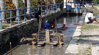 Kemarau Panjang, PDAM TP Lakukan Pengerukan Lumpur pada Sungai yang Dangkal
