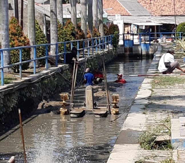 Kemarau Panjang, PDAM TP Lakukan Pengerukan Lumpur pada Sungai yang Dangkal