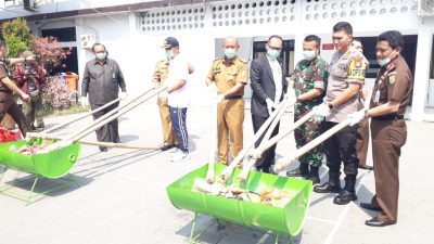 Jelang Ramadhan, Barang Bukti Miras dan Ganja di Bekasi Dimusnahkan