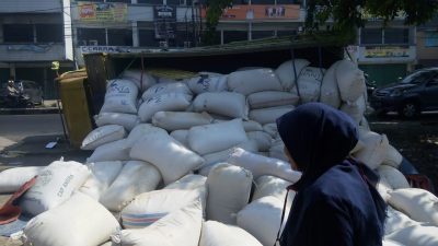 Sopir Ngantuk, Truk Muatan Karung Terbalik di Bekasi