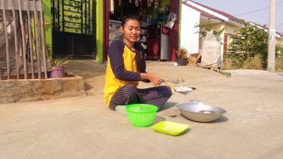 Goreng Kerupuk Dibawah Terik Matahari, Lestari Kaget Kerupuknya Matang