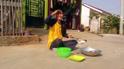 Terik Matahari yang Menyengat jadi Alasan Lestari Goreng Kerupuk di Jalan