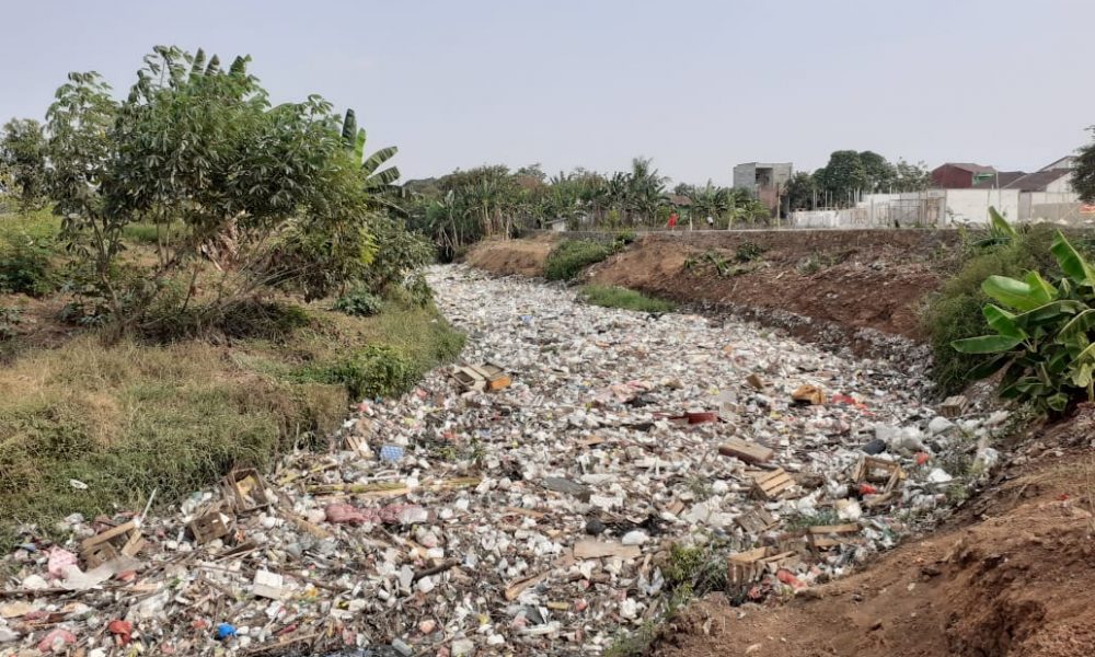 Sampah Kembali Menumpuk di Kali Jambe Bekasi