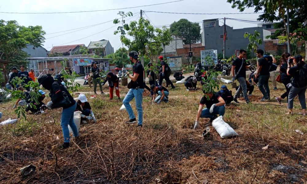 Peduli Lingkungan, DBS Bank Bareng UPTD Hutan Kota Tanam 500 Pohon di Danau Duta Harapan