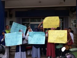 Tak Kunjung Diberangkatkan, Puluhan Calon Jemaah Haji Geruduk PT. Bengkel Rohani di Bekasi