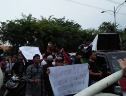 Ratusan Massa Pendukung Kartu Sehat Bekasi Minta Ketua DPRD Mundur