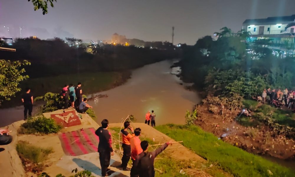 Dua Bocah Hilang Terseret Arus Kali Bekasi