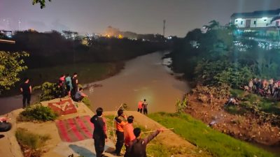 Dua Bocah Hilang Terseret Arus Kali Bekasi