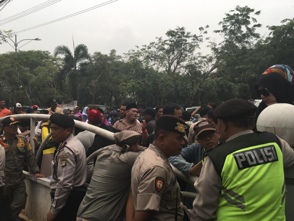 Puluhan Massa Aksi Pejuang Kartu Sehat Bekasi Blokade Jalan depan DPRD