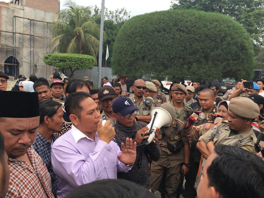 Puluhan Massa Aksi Pejuang Kartu Sehat Bekasi Blokade Jalan depan DPRD