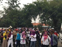 Puluhan Massa Aksi Pejuang Kartu Sehat Bekasi Blokade Jalan depan DPRD