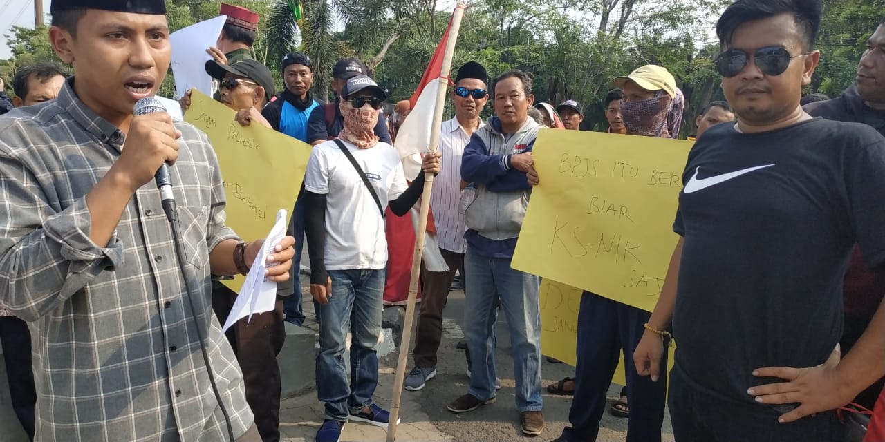 Bakar Ban, Massa Tekan DPRD Kota Bekasi Dukung Judicial Review Kartu Sehat