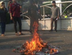 Bakar Ban, Massa Tekan DPRD Kota Bekasi Dukung Judicial Review Kartu Sehat