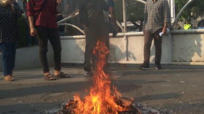 Bakar Ban, Massa Tekan DPRD Kota Bekasi Dukung Judicial Review Kartu Sehat