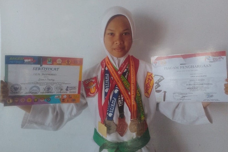 Siswi SMPN 13 Kota Bekasi Sabet Juara 1 pada Kejuaraan Jakarta Silat Competition