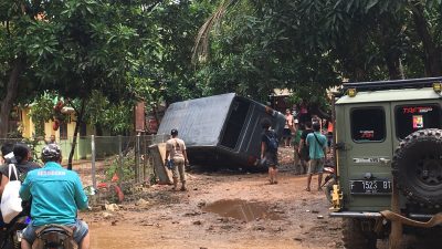 Mobil Bertumpuk di PGP Bekasi Dievakuasi Komunitas Off Road