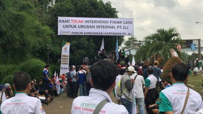 Dipecat, Ratusan Buruh Gruduk Kantor Jalan Tol Lingkar Luar Jakarta