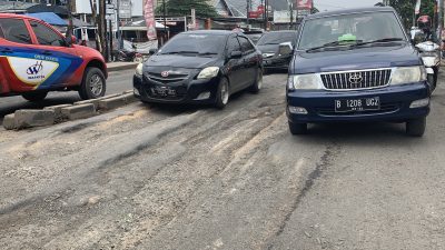 Diterjang Banjir, Puluhan Jalan di Bekasi Rusak Berat